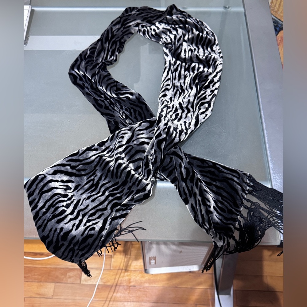 🖤✨ Black & Silver Velvet Scarf | Timeless Luxury & Effortless Glamour ✨🖤